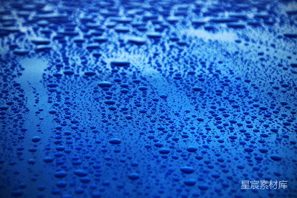 高清摄影 水珠覆盖在光滑的蓝色表面上。