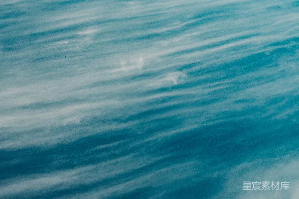 高清摄影 一个男人在波浪上骑着冲浪板。