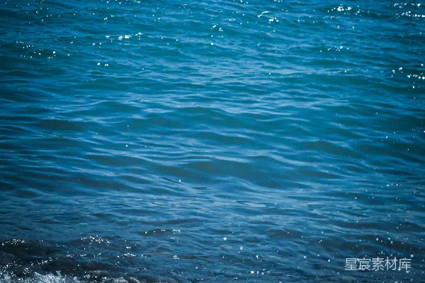 高清摄影 海浪轻轻拍打着岩石海岸。
