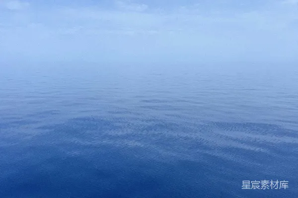 高清摄影 一片水域，上方是蓝天。