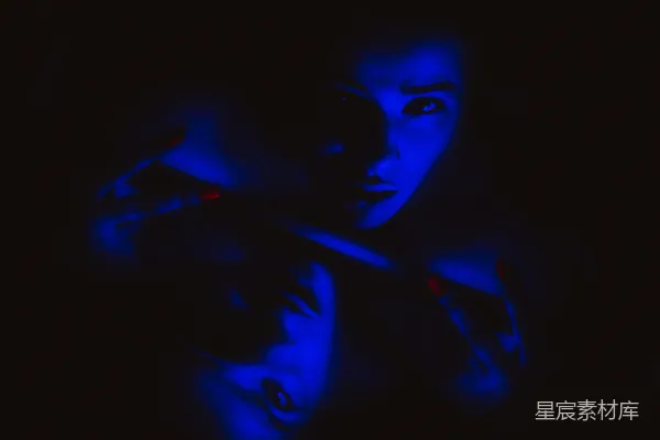 高清摄影 一个男人在黑暗中拿着刀