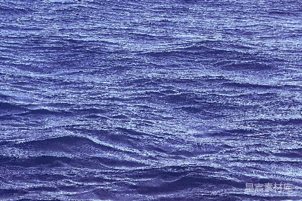 高清摄影 蓝色的大海波浪轻轻地在表面荡漾。
