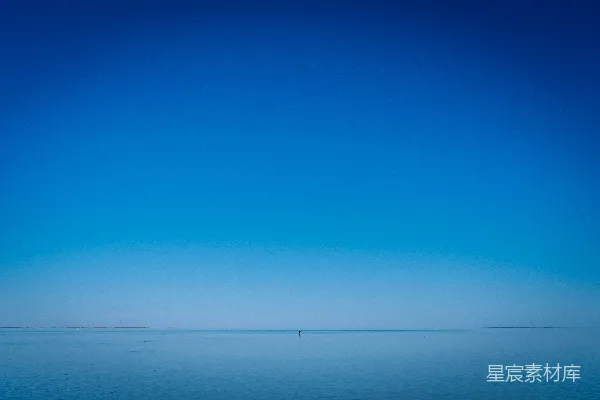 高清摄影 蔚蓝的天空与平静的海洋地平线相接。