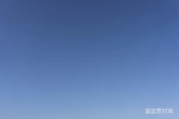 高清摄影 一群人站在沙质海滩上。