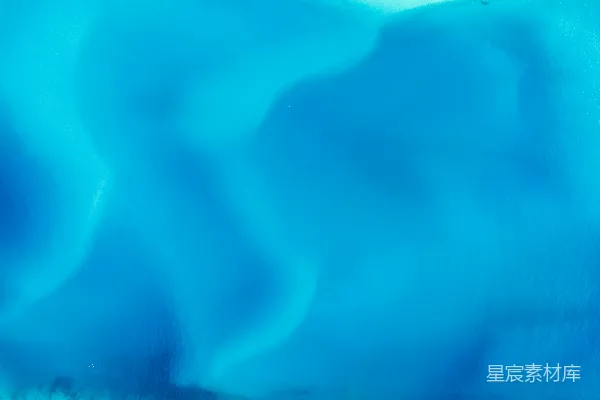 高清摄影 这水很蓝，看起来像是漂浮在海洋中。