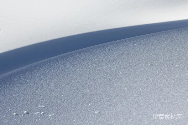 高清摄影 一个滑雪板运动员正沿着一个雪坡下滑