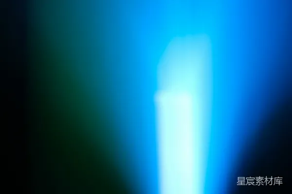 高清摄影 蓝白相间的光在黑暗背景中交织。