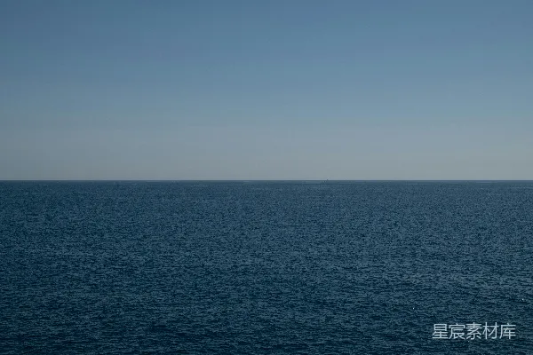 高清摄影 平静的蓝色海洋与清澈的天空交汇