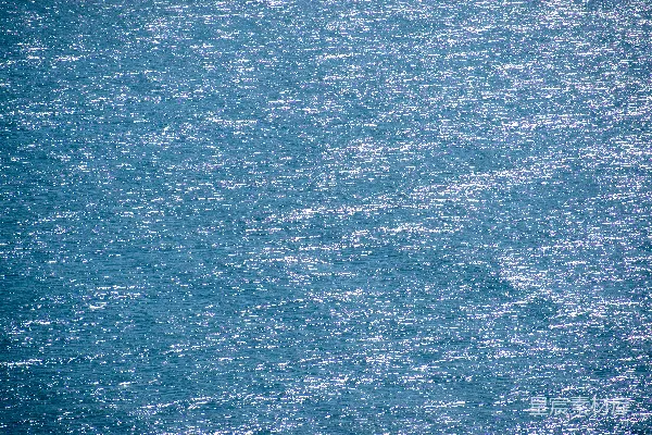 高清摄影 雨滴落在蓝色的表面上