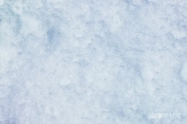 高清摄影 一个滑雪板手在被雪覆盖的山坡上滑雪