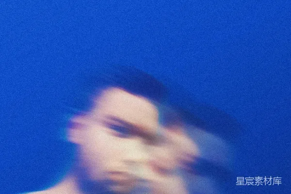 高清摄影 穿黑色衬衫的男人在蓝天底下