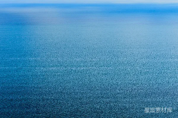 高清摄影 平静的蓝色海水与地平线相交