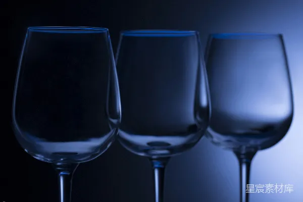 高清摄影 三个空酒杯并排放在那里。