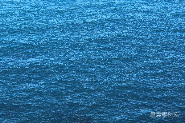 高清摄影 一片大水域中有一艘船