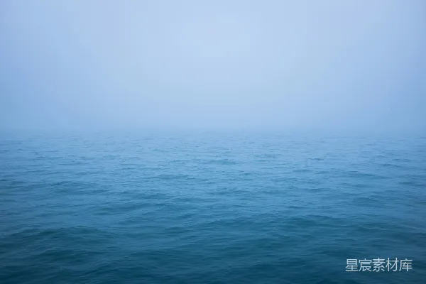 高清摄影 白天白云下的蓝色大海