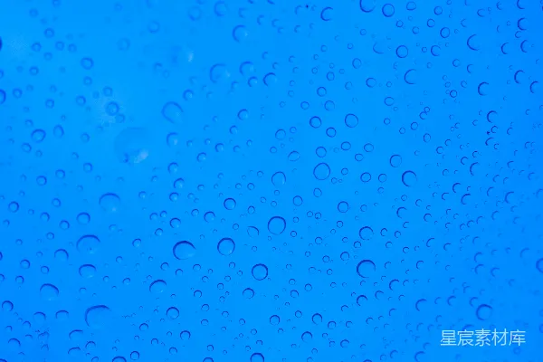 高清摄影 雨滴落在窗户上，背景是蓝天。