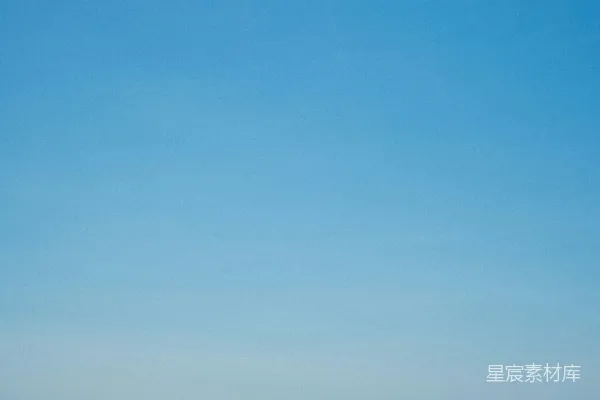 高清摄影 平静的蓝天下的蓝色海洋中的岩石形成