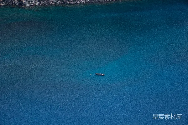 高清摄影 一艘小船漂浮在一片大水域中