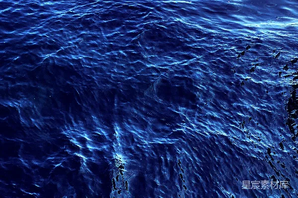 高清摄影 深蓝色的海水波涛汹涌。