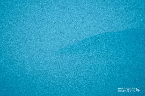 高清摄影 山峦和大海笼罩在薄雾中。