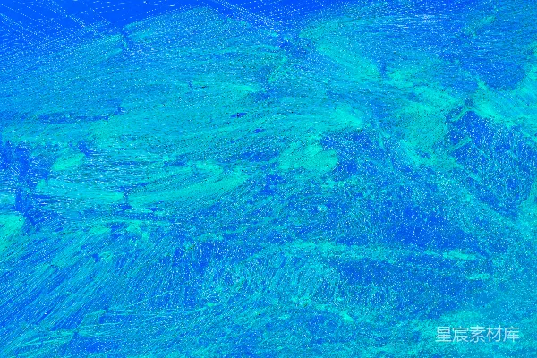 高清摄影 一张蓝色和绿色水域的特写照片。