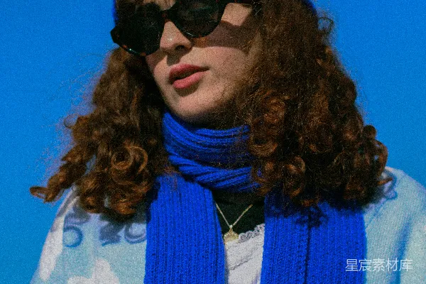 高清摄影 一个戴着太阳镜和蓝色围巾的女人