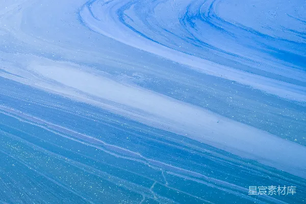 高清摄影 一个男人在覆盖着雪的斜坡上滑雪板下滑