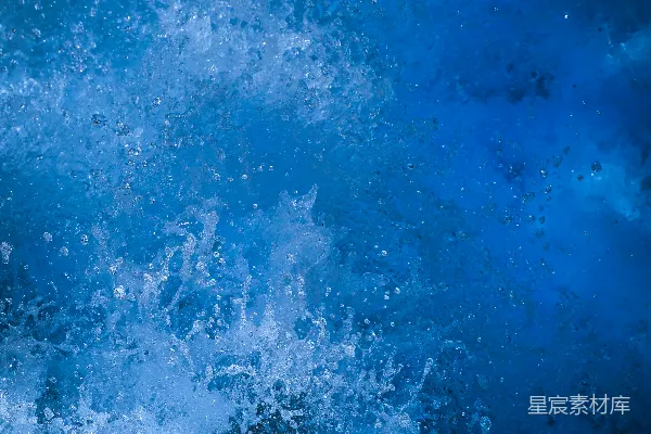高清摄影 水花在海面上溅起。
