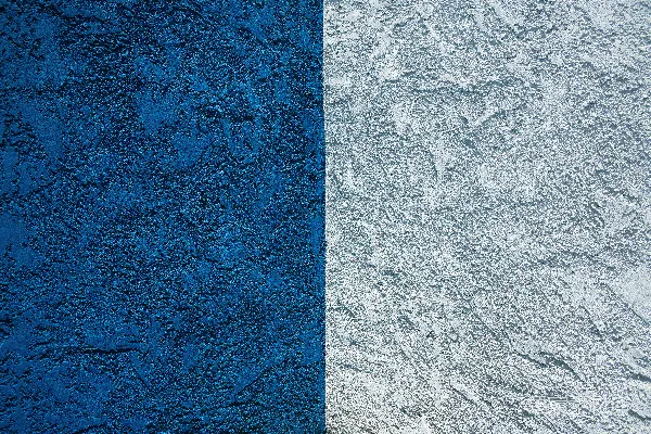 高清摄影 蓝色混凝土墙上有白色油漆