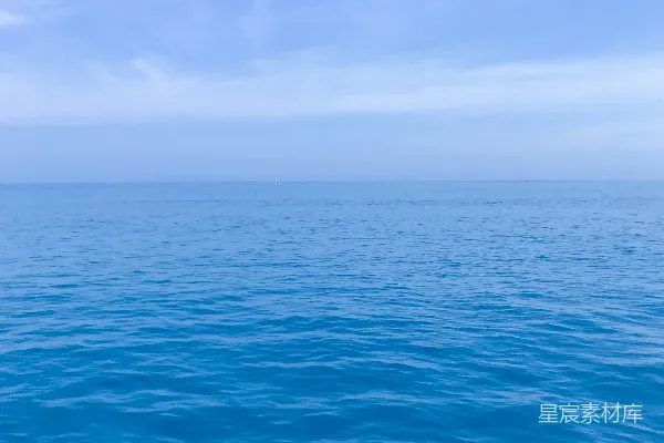 高清摄影 一幅带有天空背景的水域景观。
