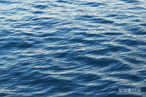 高清摄影 一艘船漂浮在水面上。