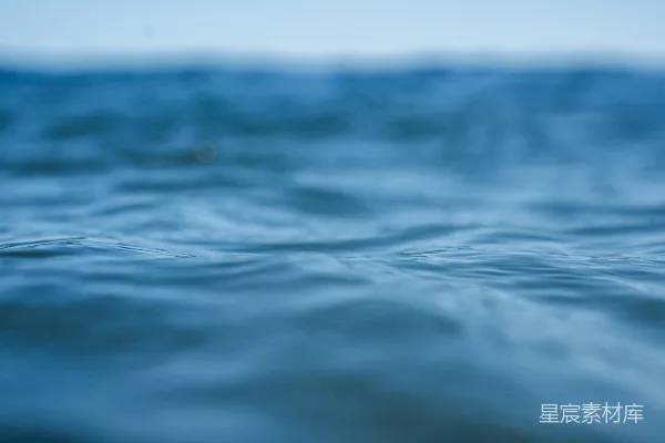 高清摄影 平静的蓝色海水在明亮的天空下。