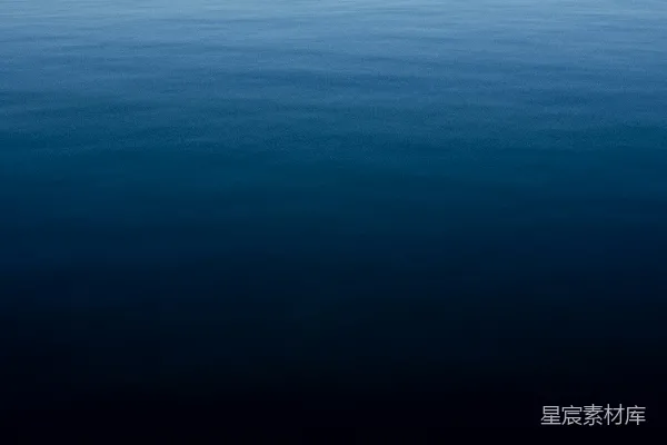 高清摄影 深蓝色的海水中有微妙的波纹。