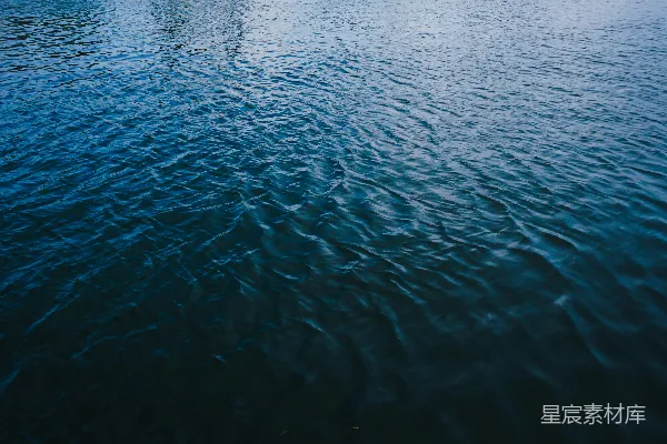 高清摄影 一片广阔的水域，远处有一艘小船。