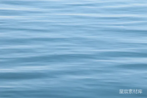 高清摄影 一艘船漂浮在一片大水域上