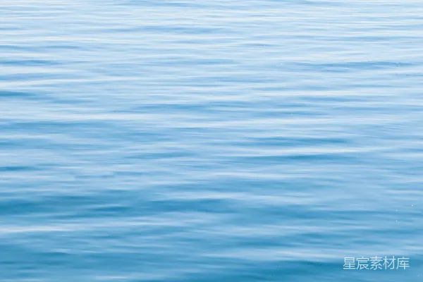 高清摄影 一艘船漂浮在一大片水域上