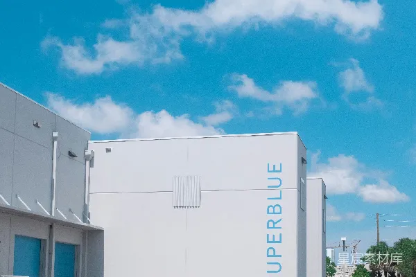 高清摄影 一座白色建筑在蓝色天空的背景下