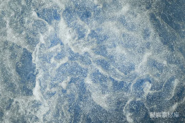 高清摄影 一张水和云朵的特写图。