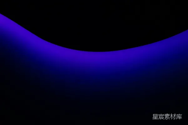 高清摄影 黑色背景上有一个蓝色的弯曲物体