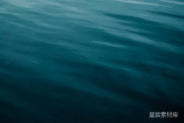 高清摄影 一艘船漂浮在一大片水面上。