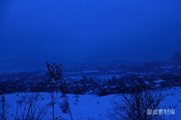 高清摄影 一片白雪覆盖的景观，在深蓝色的天空下。