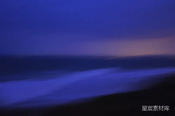 高清摄影 一张夜晚海滩的模糊照片