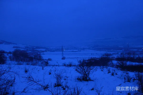 高清摄影 在深邃的暮色天空下，白雪覆盖的景色