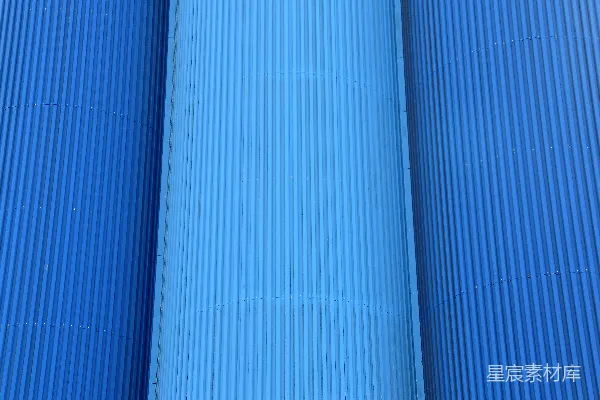 高清摄影 两个蓝色管道之间有一只红色消防栓。