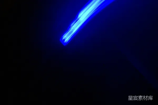 高清摄影 黑暗中的一抹蓝光