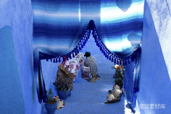 高清摄影 一个穿蓝色衣服的人