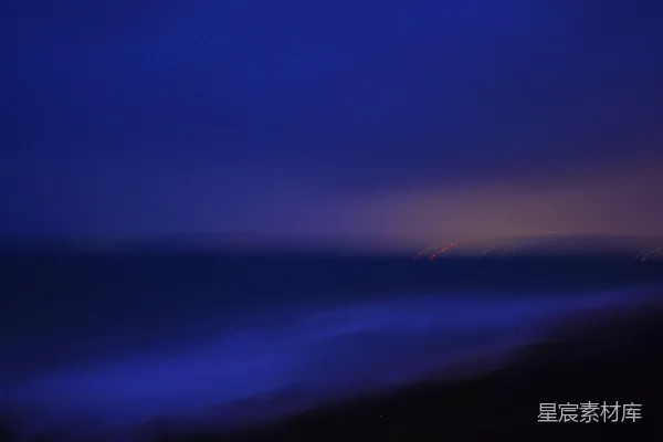 高清摄影 夜晚海滩的模糊照片