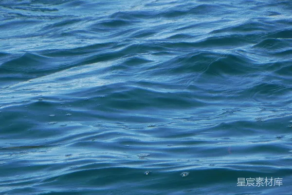 高清摄影 蓝色的海水，波浪轻柔，有小气泡。