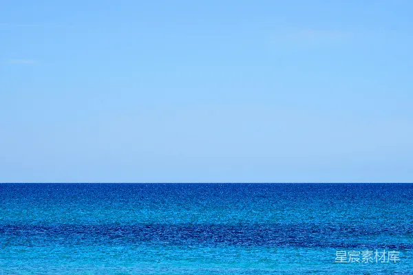 高清摄影 一艘孤独的船漂浮在大海中央。