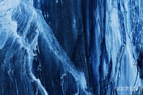 高清摄影 一个男人站在被雪覆盖的山顶上。
